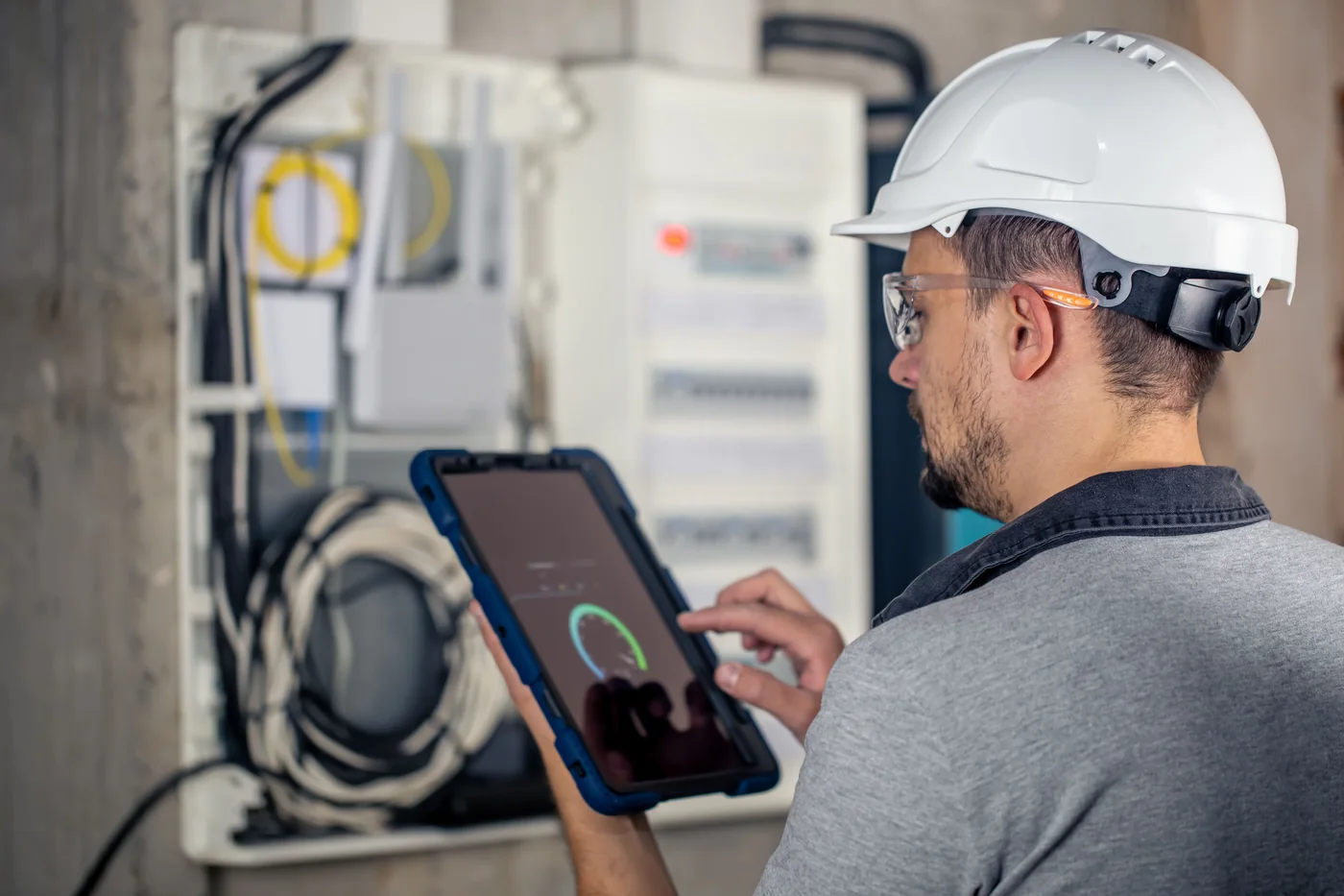 Técnico acompanhando um sistema de climatização pelo tablet